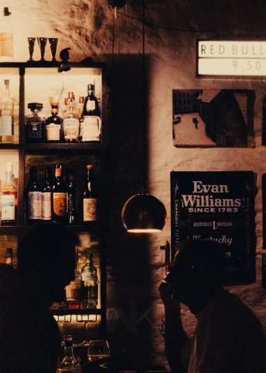 Zwei Männer in dunkler Bar in Osnabrück