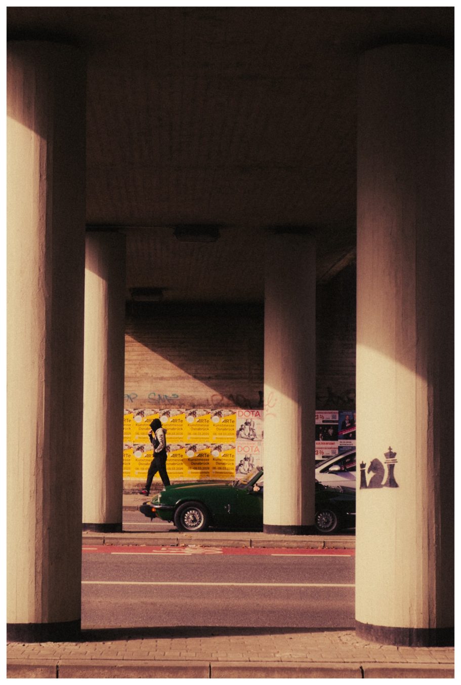 Mann geht zwischen Säulen hindurch