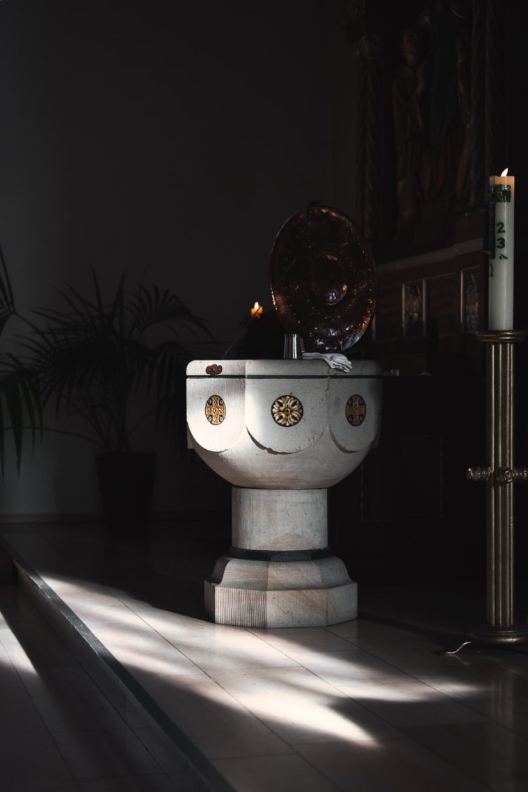 Taufbecken in einer Kirche in filmischer Szene