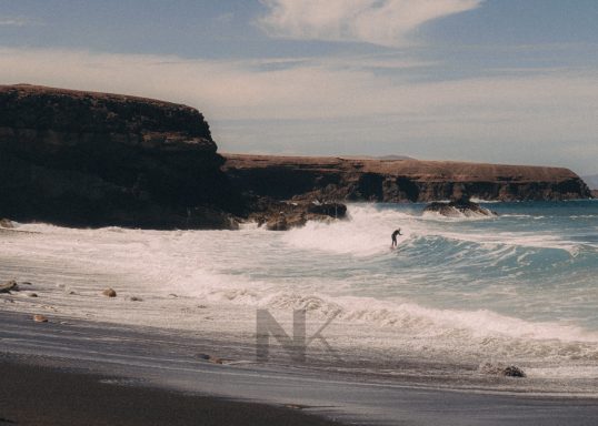 Surferin am Strand von Fuerteventura