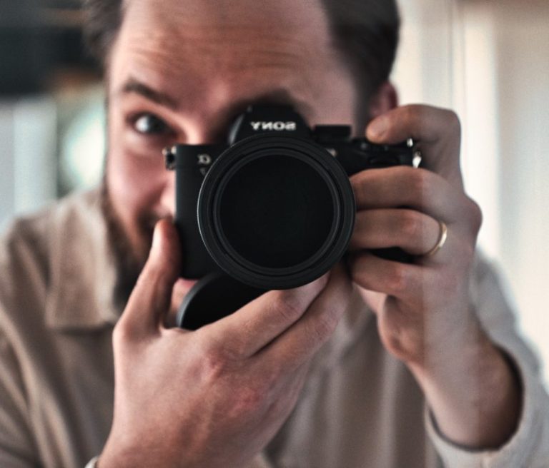 Selbstportrait mit Vollformatkamera in der Hand