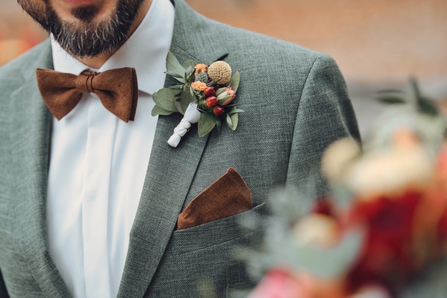 Detailfoto vom Bräutigam und seinem Blumenschmuck