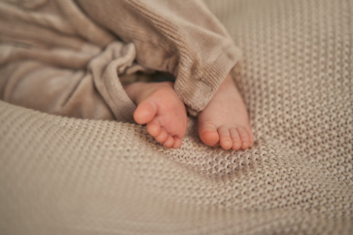 Füße eines neugeborenen Babys