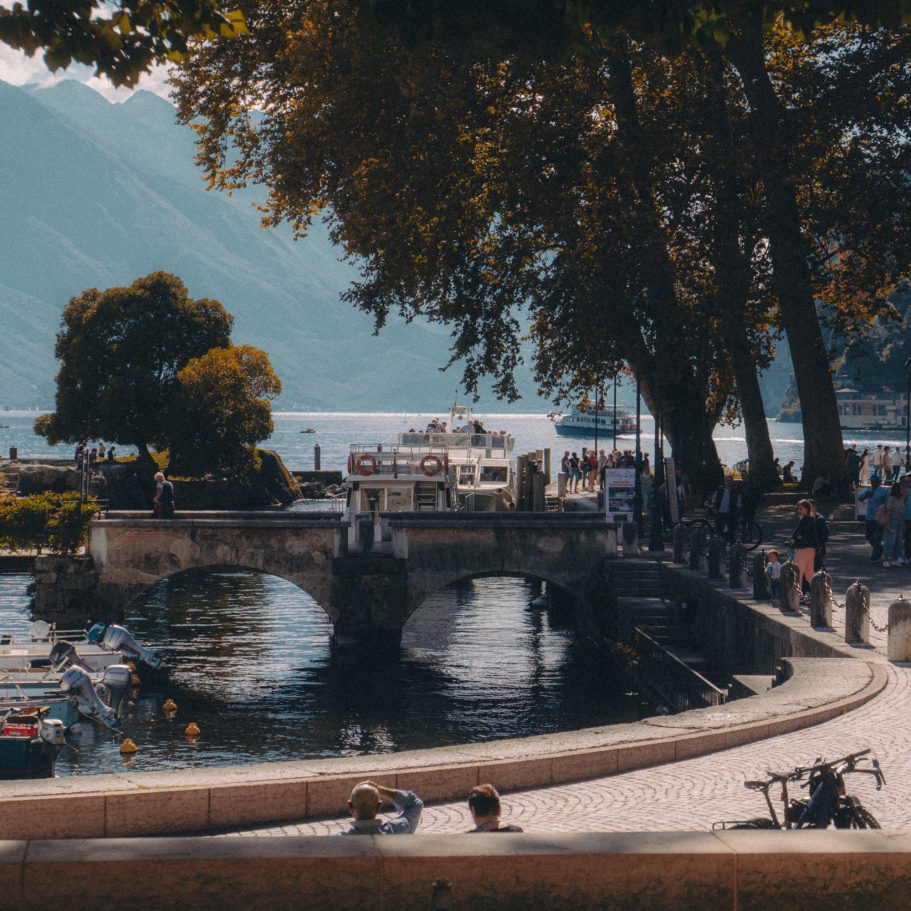 Zwei Personen schauen auf den Gardasee in Riva del Garda