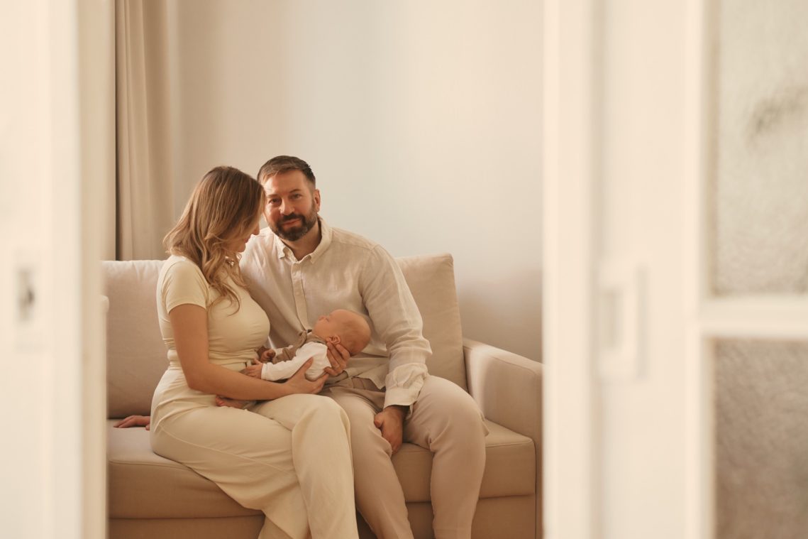 Familienshooting mit neugeborenem Baby