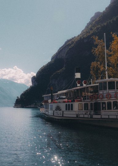 Alte Fähre im Hafen von Garda