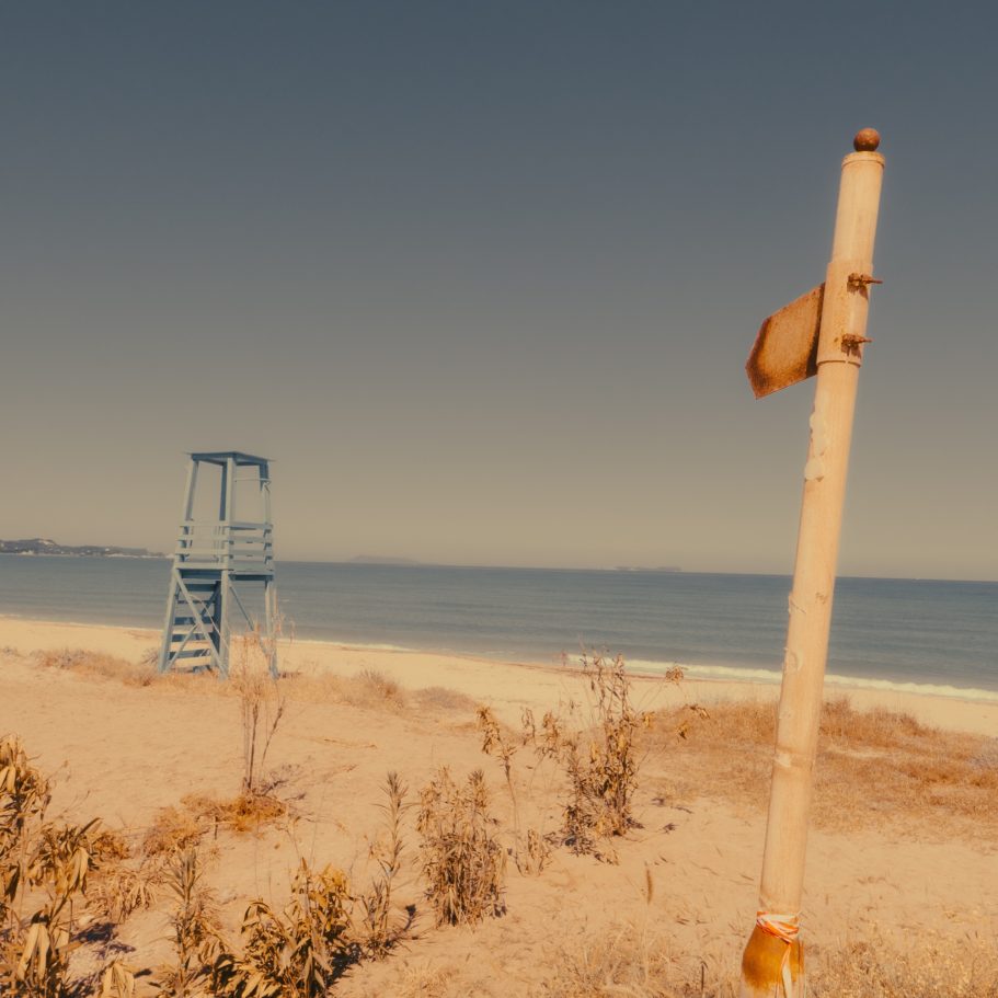 Blauer Aussichtsturm am Strand