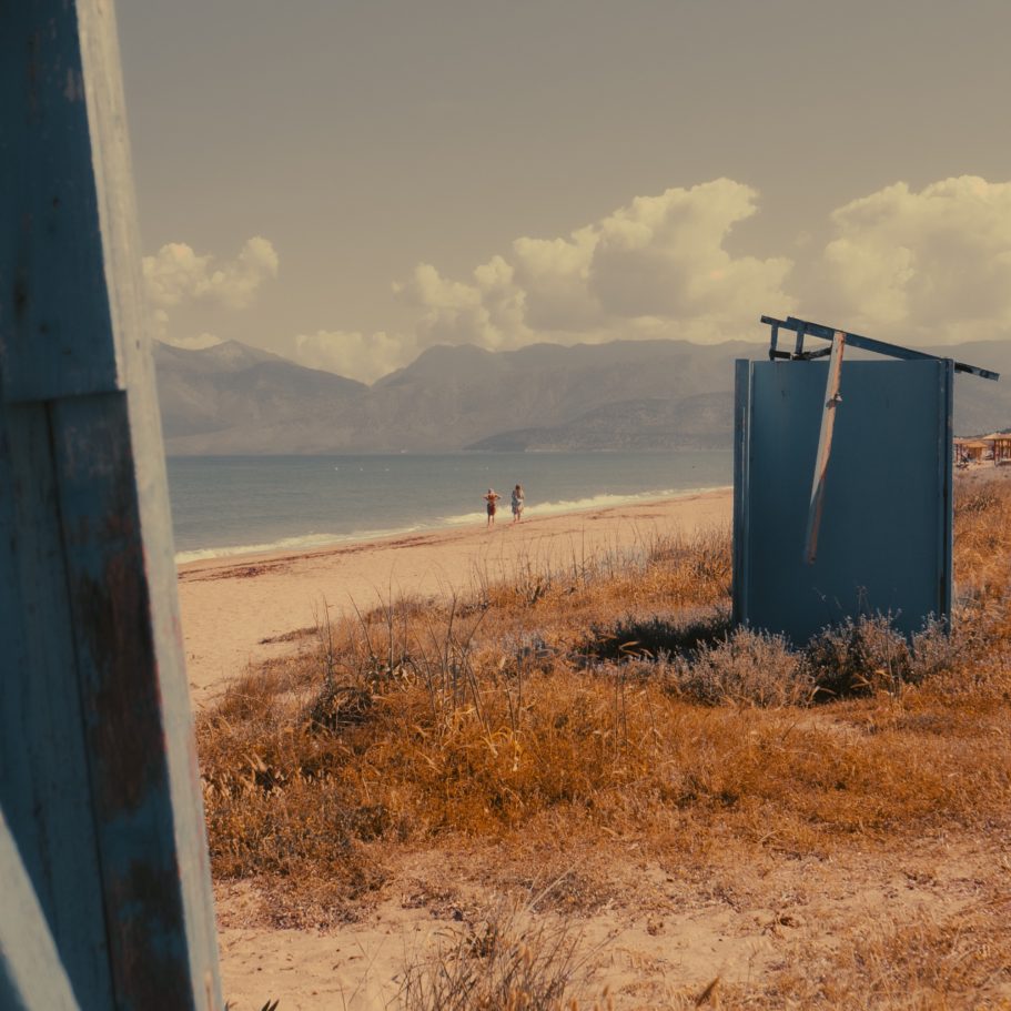 Blick in Korfu auf zwei Urlauber