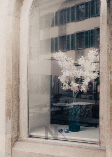 Weiße Blüten im Schaufenster Schweiz