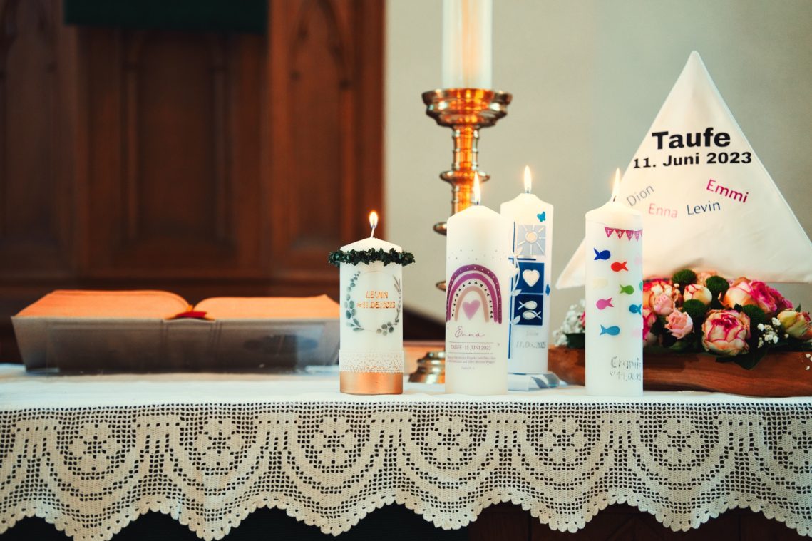 Taufkerzen fotografiert auf einem Altar 