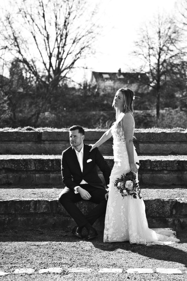 Kontrastreiches und charakteristisches Portraitfoto vom Hochzeitspärchen