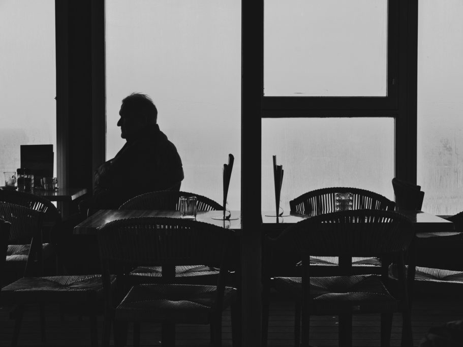 Die Silhouette eines Mannes im Kaffee