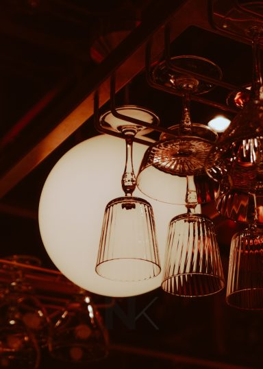 Gläser im Abendlicht einer Bar