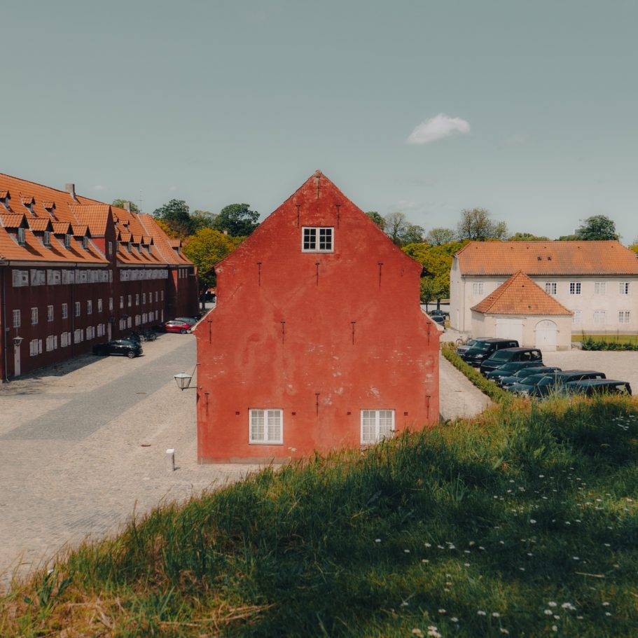 Blick auf eine Kaserne mit rotem Gebäude in Kopenhagen