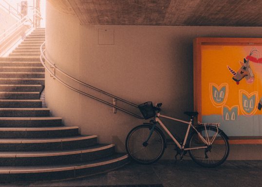 Fahrrad steht im Tunnel