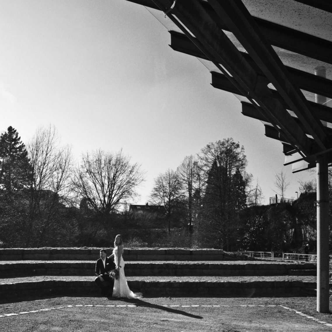 Ein Brautpaar führt eine modische Pose im Park Fotoshoot durch