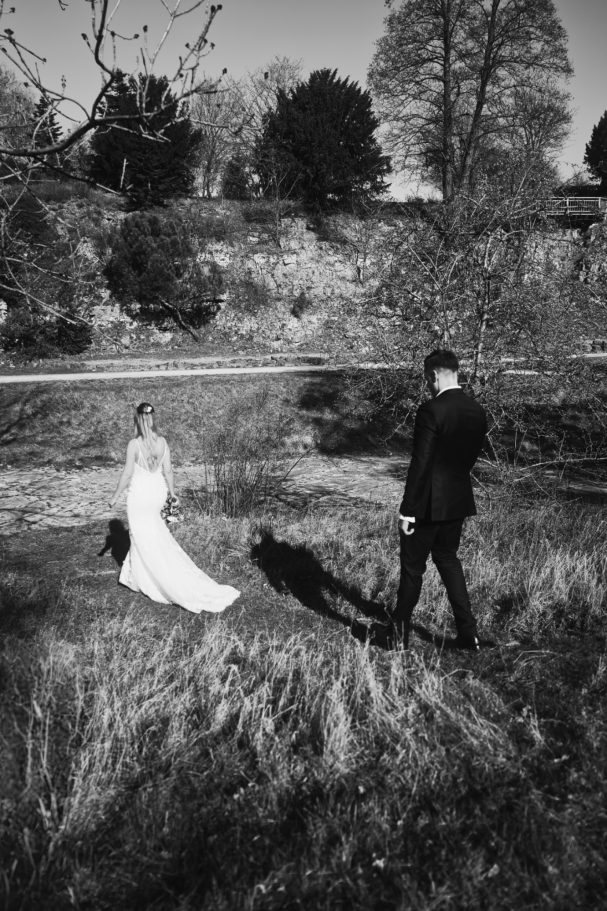 Paarshooting in schwarz weiß mit Braut und Bräutigam im Park