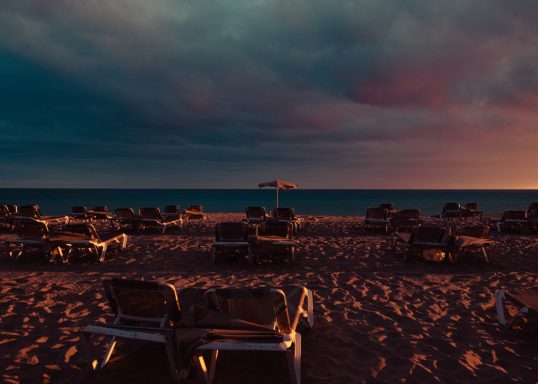 Aufgespannter Schirm bei Sonnenuntergang