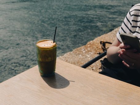 Urlaubsfoto vom Latte macchiato in filmischen Farben