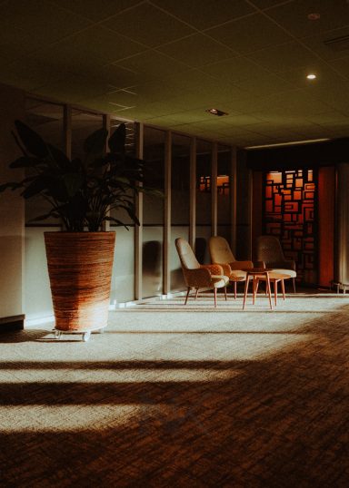 Hotelsaal mit Lichtkontrast