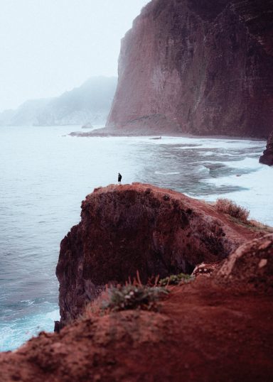 Person steht auf Felsvorsprung Madeira