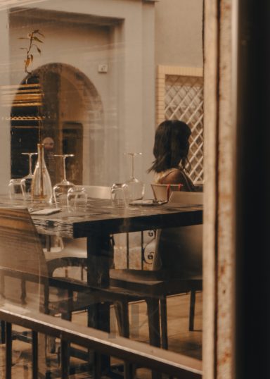 Frau im Restaurant in Sirmione Italien