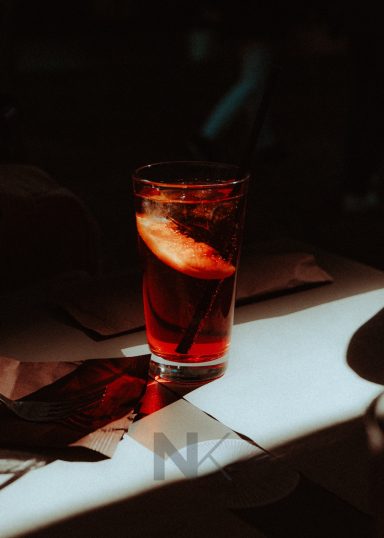 Aperol Spritz serviert auf Tisch