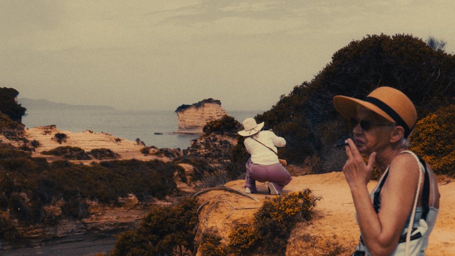 Streetart Foto auf Korfu von einer rauchenden Frau