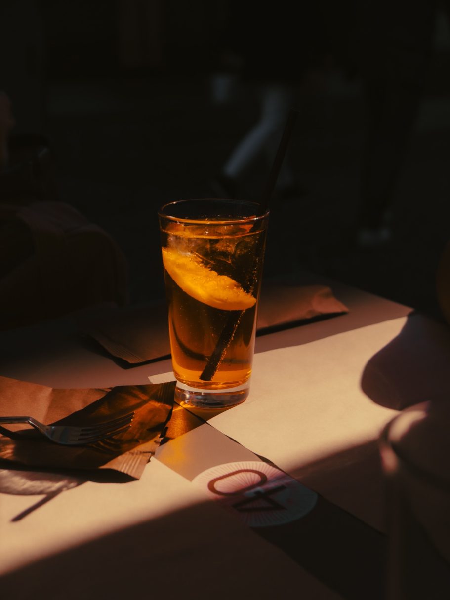 Ein Aperol Spritz in kontrastreicher Fotografie